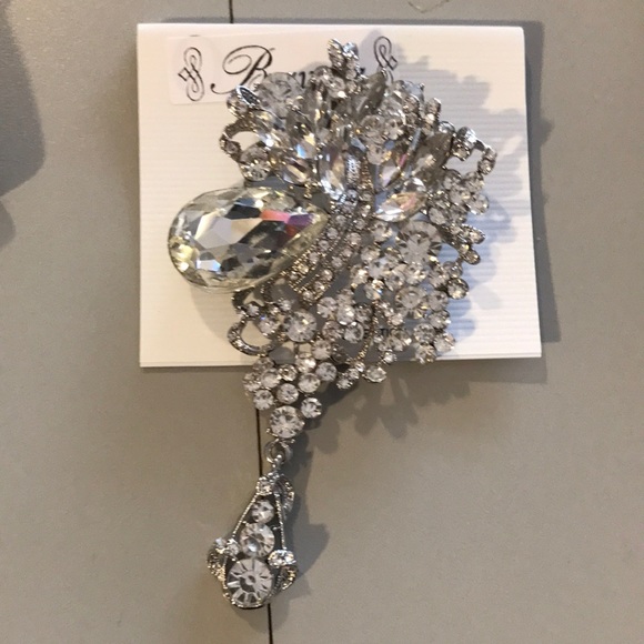 Jewelry - $5 SALE Silver Rhinestone Brooch